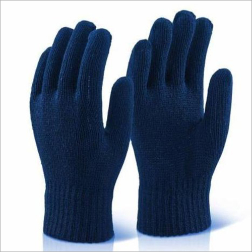 नीले बुने हुए हाथ के दस्ताने