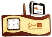 घड़ी के साथ लकड़ी का टेबल टॉप