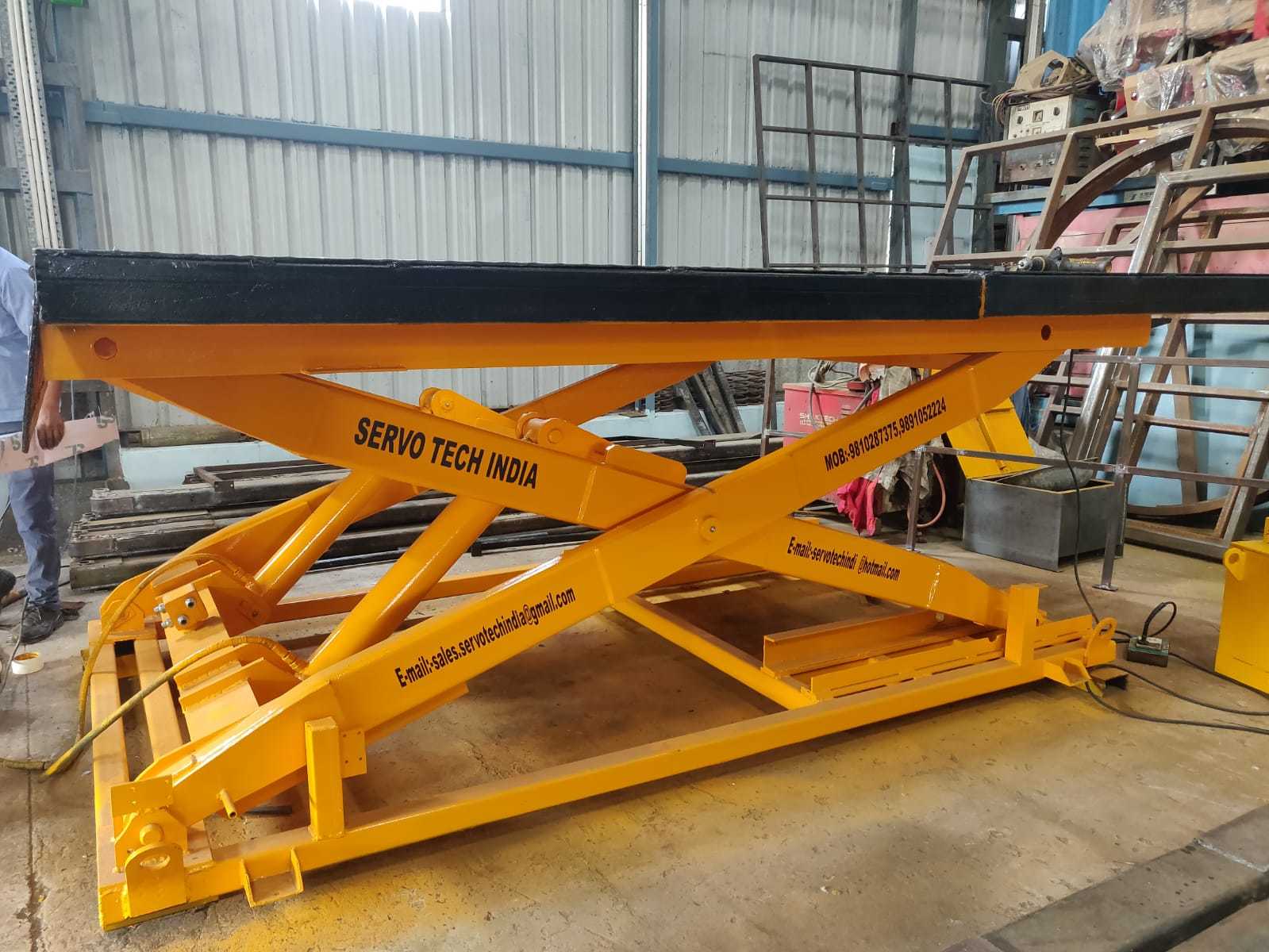 Goods Scissor Lift - Color: Yellow