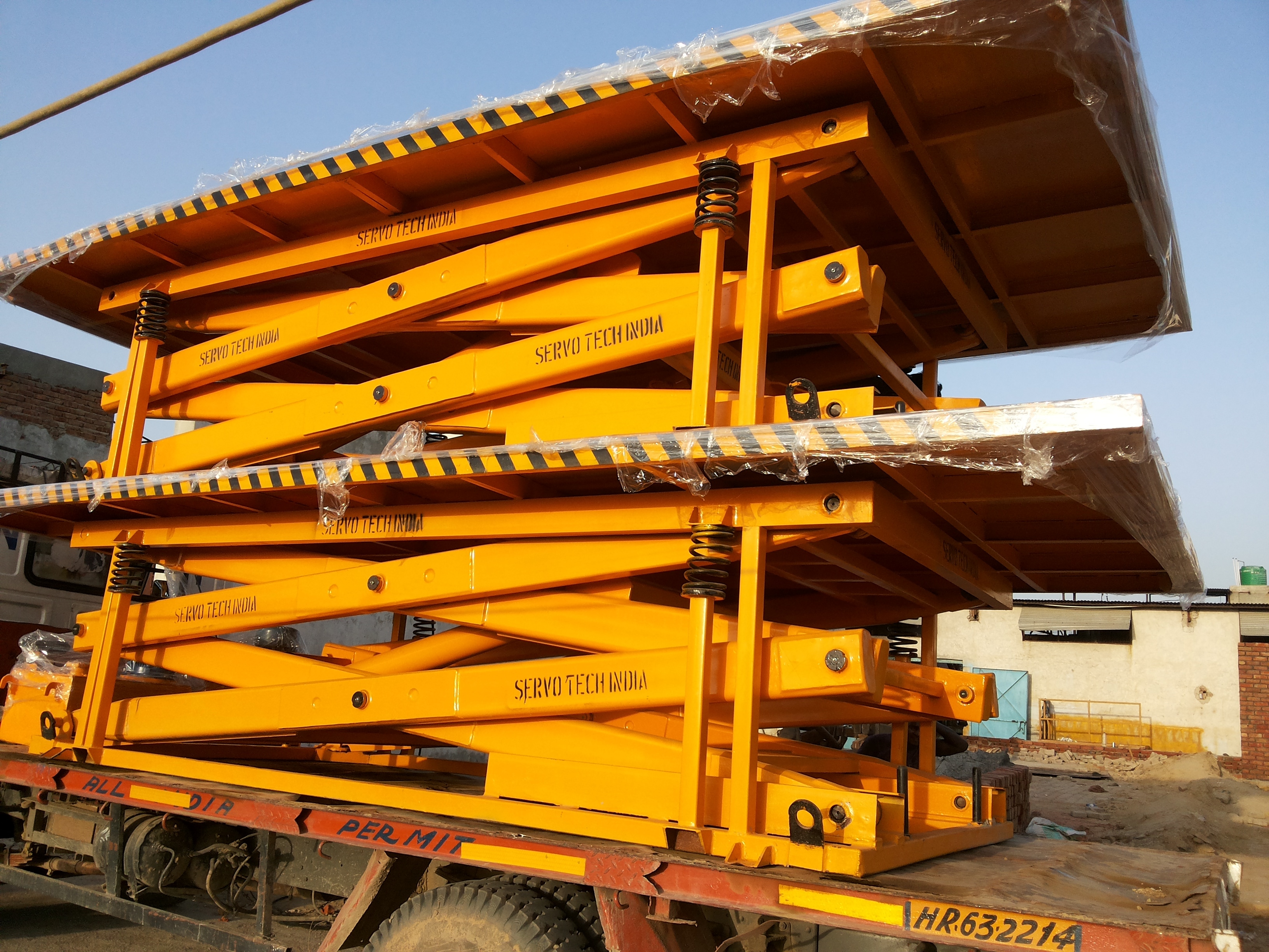 Goods Scissor Lift - Color: Yellow