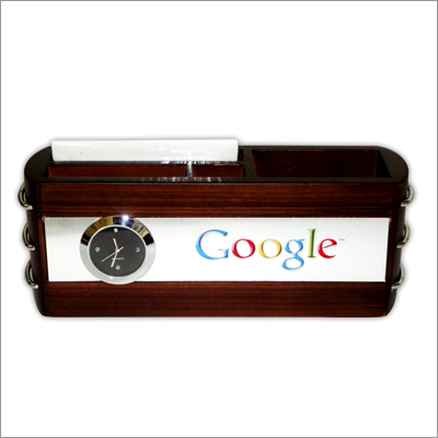 टेबल घड़ी और पेन स्टैंड