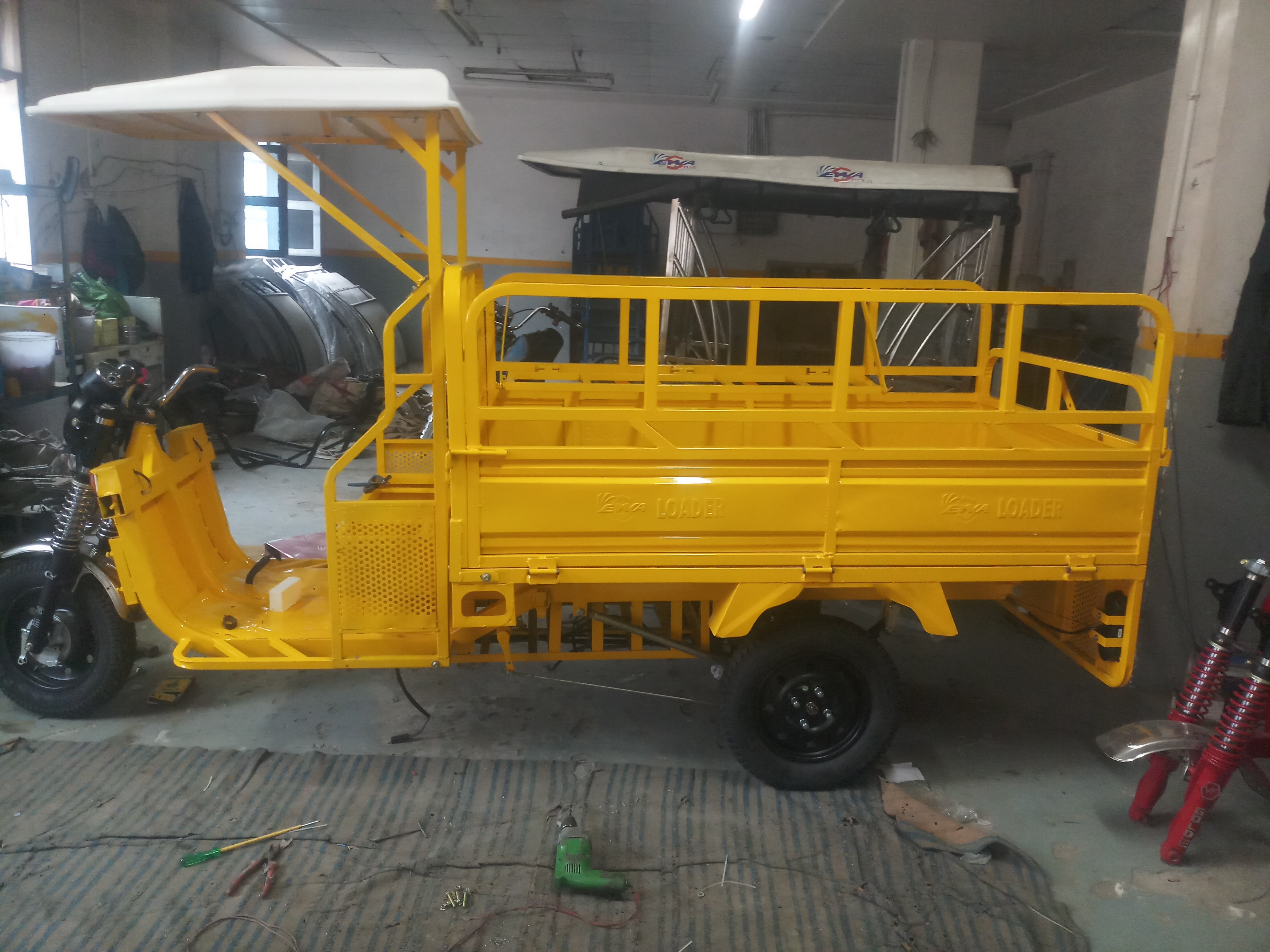 Loading Rickshaw Displacement: L 2798 X W 997 X B 1340