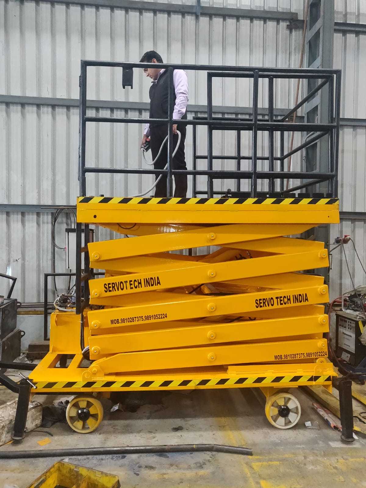 Work Platform Lift - Durable Steel Design, Versatile Height Adjustability For Optimal Efficiency