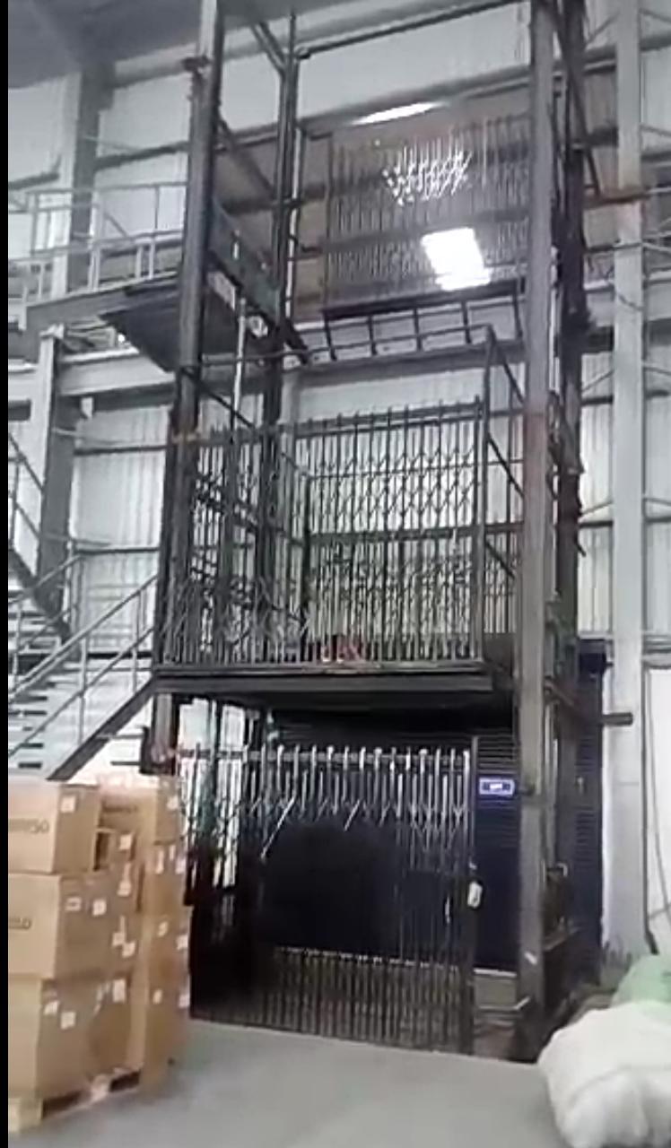 Goods Loading Unloading Lift