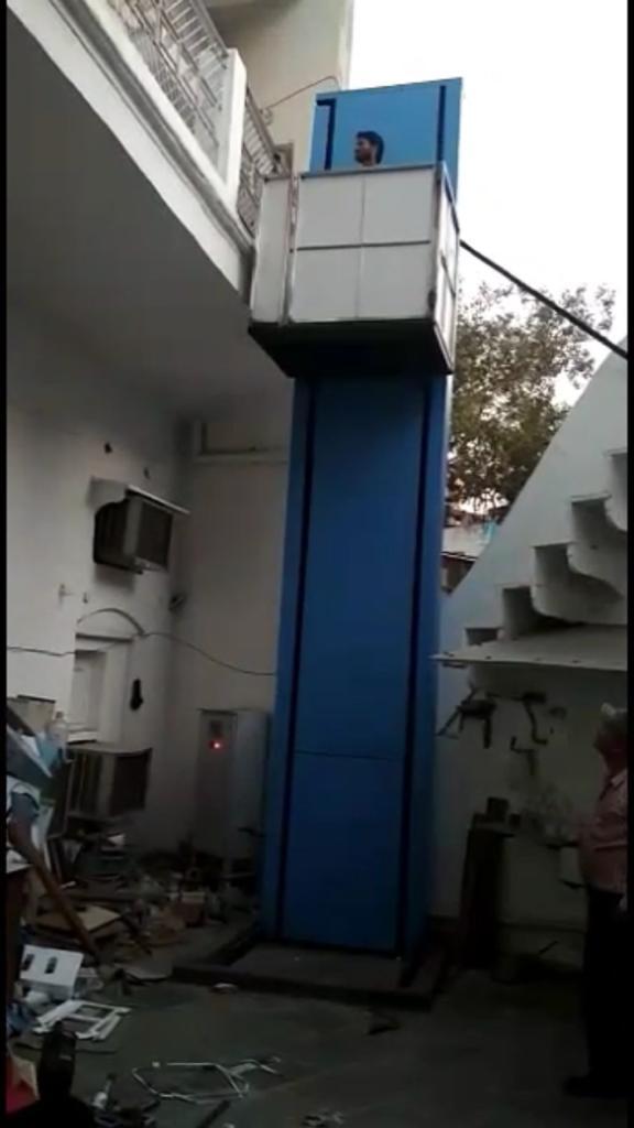 Hydraulic Stacker Lift - Color: Blue