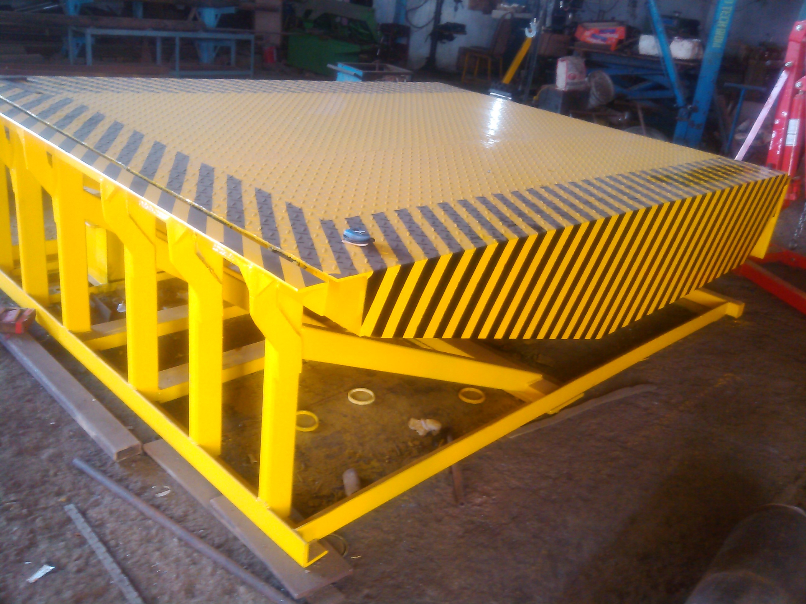 Hydraulic Dock Leveler - 12 Tonne Lifting Capacity, 2500 X 2100 Mm Platform Size, Yellow, Semi-automatic Control, Durable And Easy To Operate