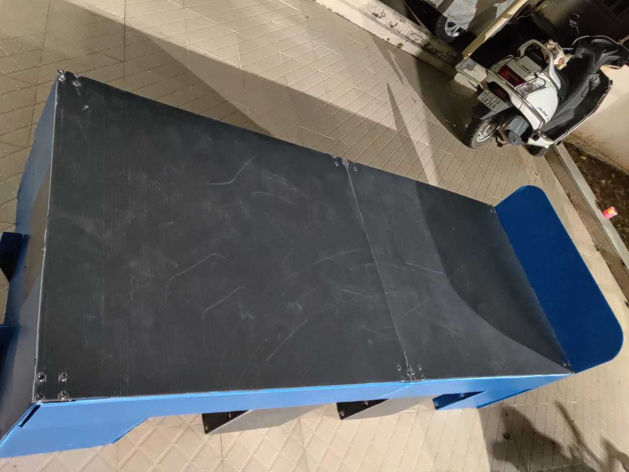 Blue And White Plastic Corrugated Isolation Bed
