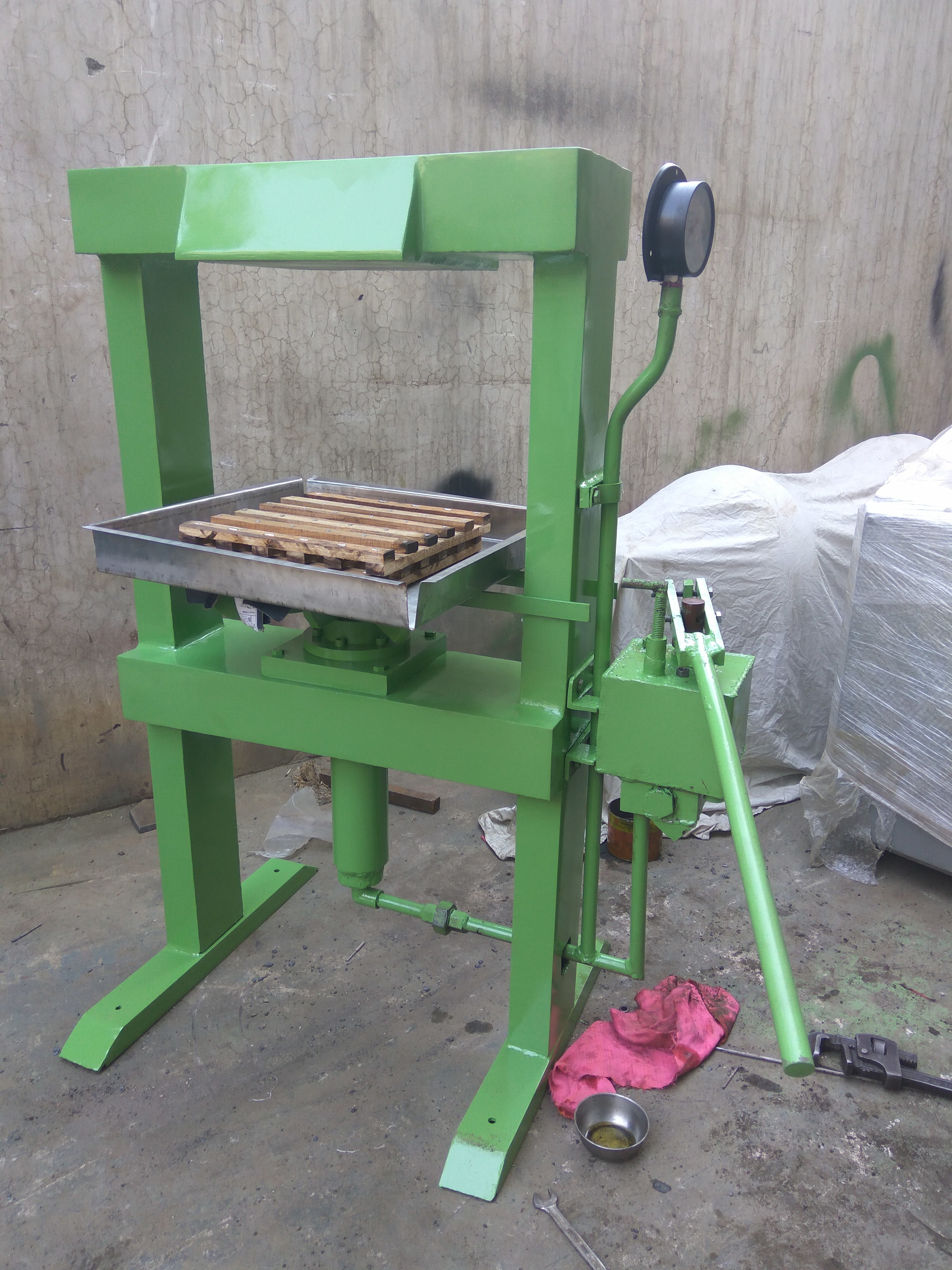 Juice Press - Hydraulic Basket And Crate Type, Motorized And Manual Operation For 10 Ton And 25 Ton Capacity