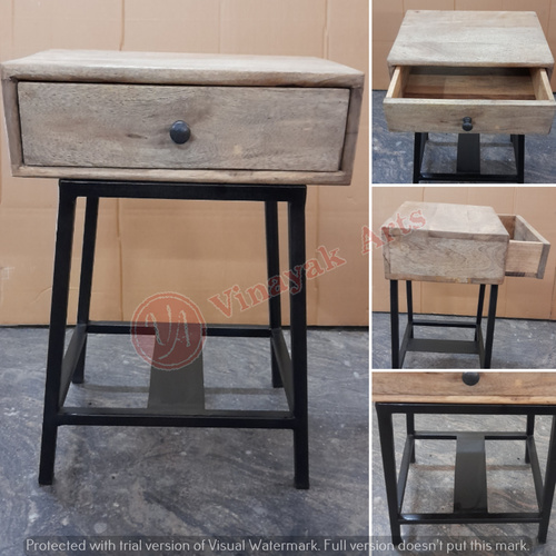 लोहे और लकड़ी का पलंग