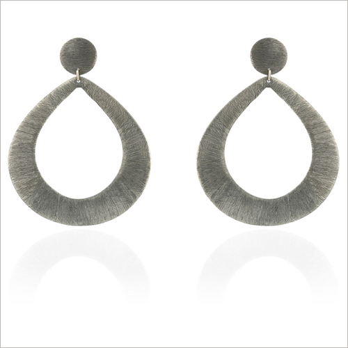 ब्रास मेटैलिक हैंड टेक्सचर ऑक्सीडाइज्ड एंड येलो गोल्ड प्लेटेड डैंगलर इयररिंग