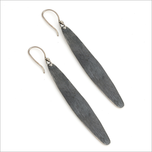 ब्रास मेटैलिक हैंड टेक्सचर ऑक्सीडाइज्ड एंड येलो गोल्ड प्लेटेड डैंगलर इयररिंग