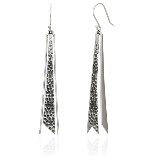 ब्रास मेटैलिक हैंड टेक्सचर ऑक्सीडाइज्ड एंड येलो गोल्ड प्लेटेड डैंगलर इयररिंग