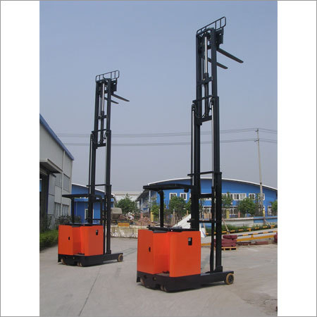 इलेक्ट्रिक रीच स्टेकर