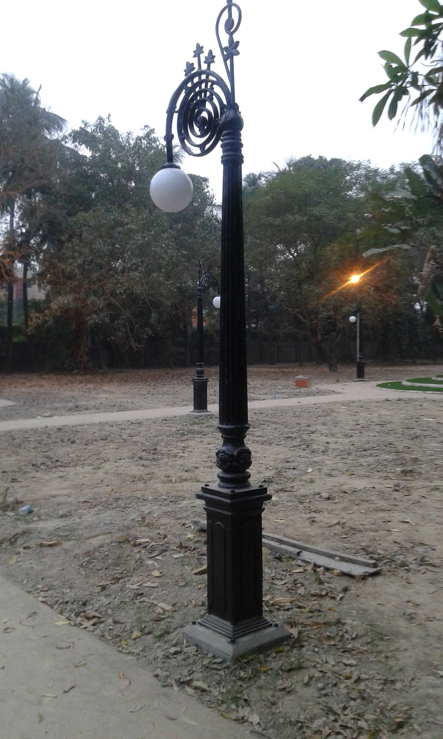 Cast Iron Decorative Lamp Pole - Color: Black