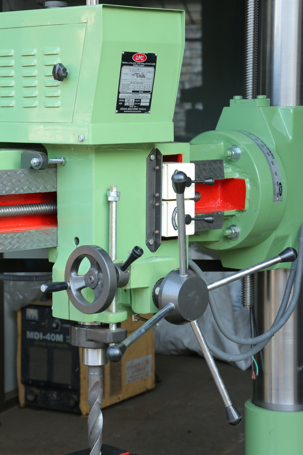32 Mm Finefeed (Mt4)heavy Duty Radial Type Drill Machine - Automatic Grade: Manual