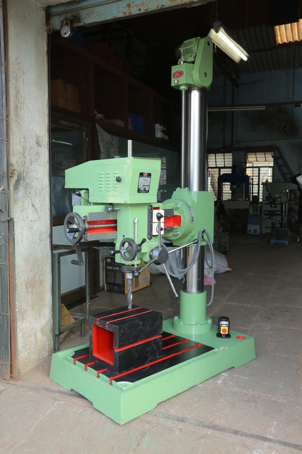 32 Mm Finefeed (Mt4)heavy Duty Radial Type Drill Machine - Automatic Grade: Manual