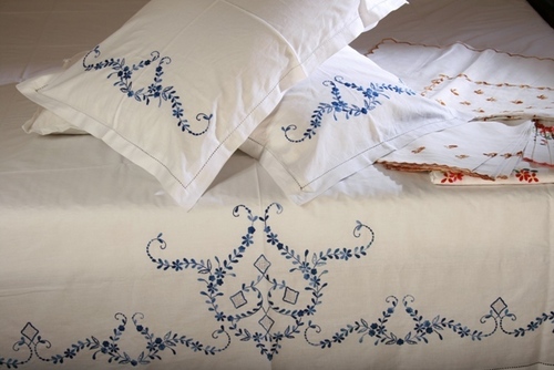 हाथ से कढ़ाई की हुई चादर