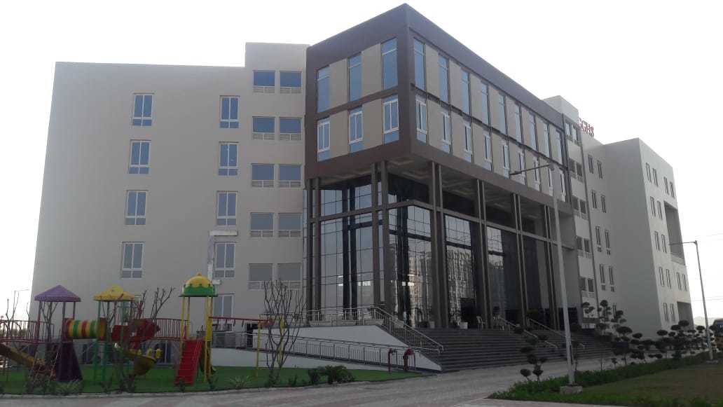ग्रे सैंडविच पैनल और इंटीरियर वर्क