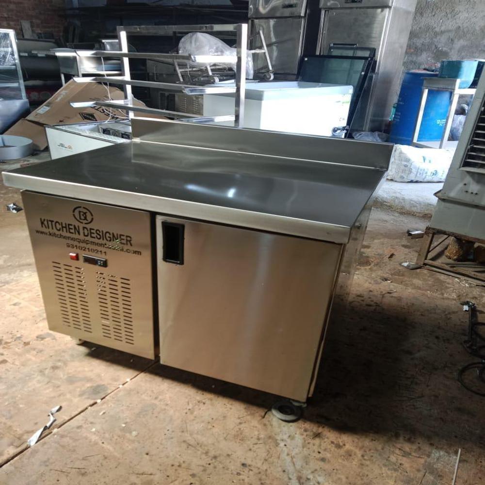 सिल्वर अंडरकाउंटर रेफ्रिजरेटर