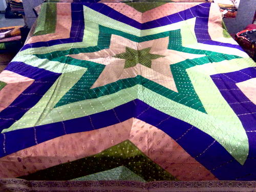 पुरानी साड़ी बेडकवर