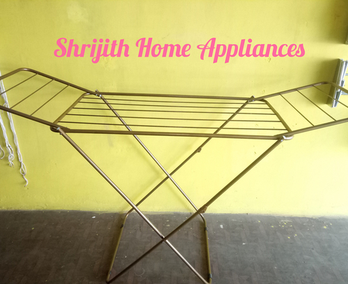 पिंक क्लॉथ हैंगर