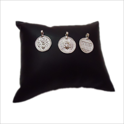 सिल्वर पूजा कॉइन पेंडेंट