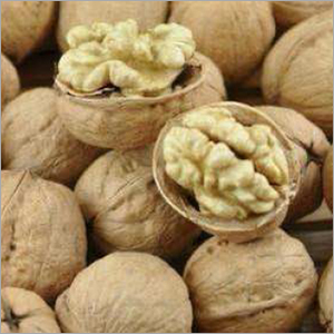 प्राकृतिक छिलके वाले अखरोट