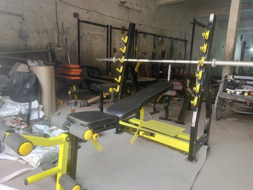 लेग कर्ल और एक्सटेंशन के साथ ओलंपिक मल्टी बेंच आवेदन: ताकत हासिल करें