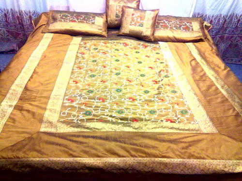 रेशमी बिस्तर की चादरें