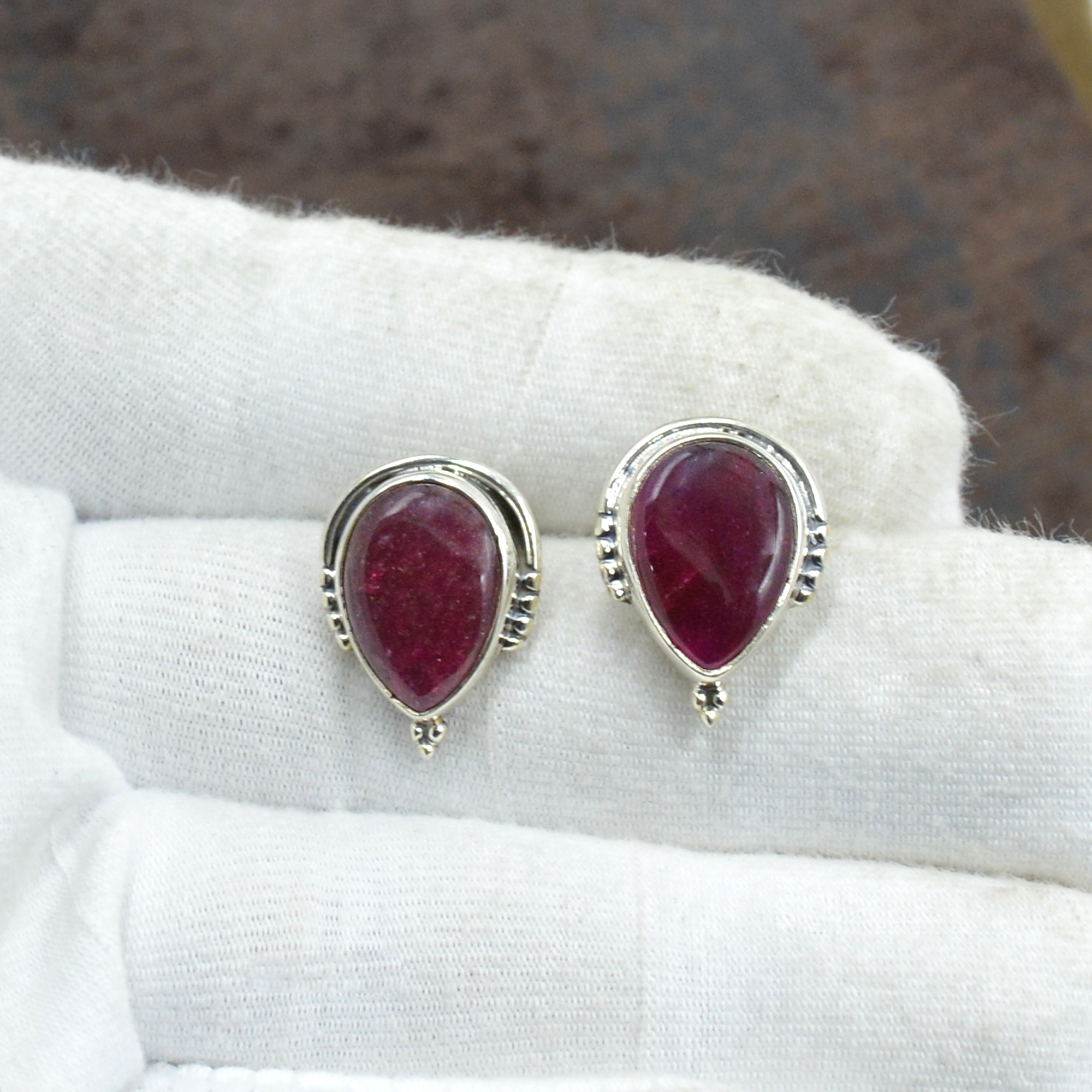 Silvesto India 925 Sterling Silver Natural Red Quartz Oval Shape Gemstone Stud Earring For Women Size: 1.8 Cm