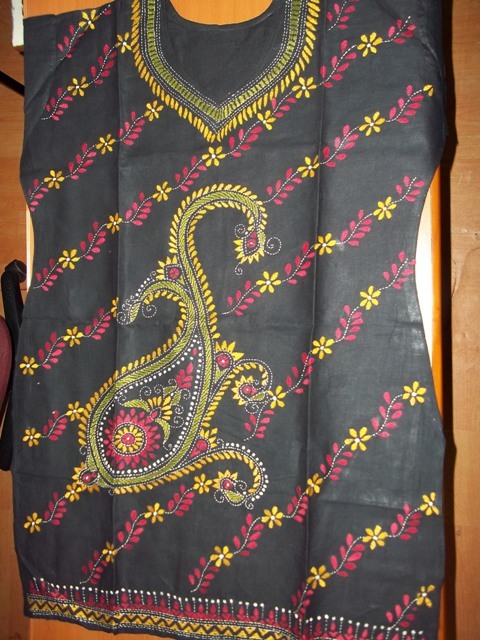 हाथ से कढ़ाई किया हुआ कुर्ता