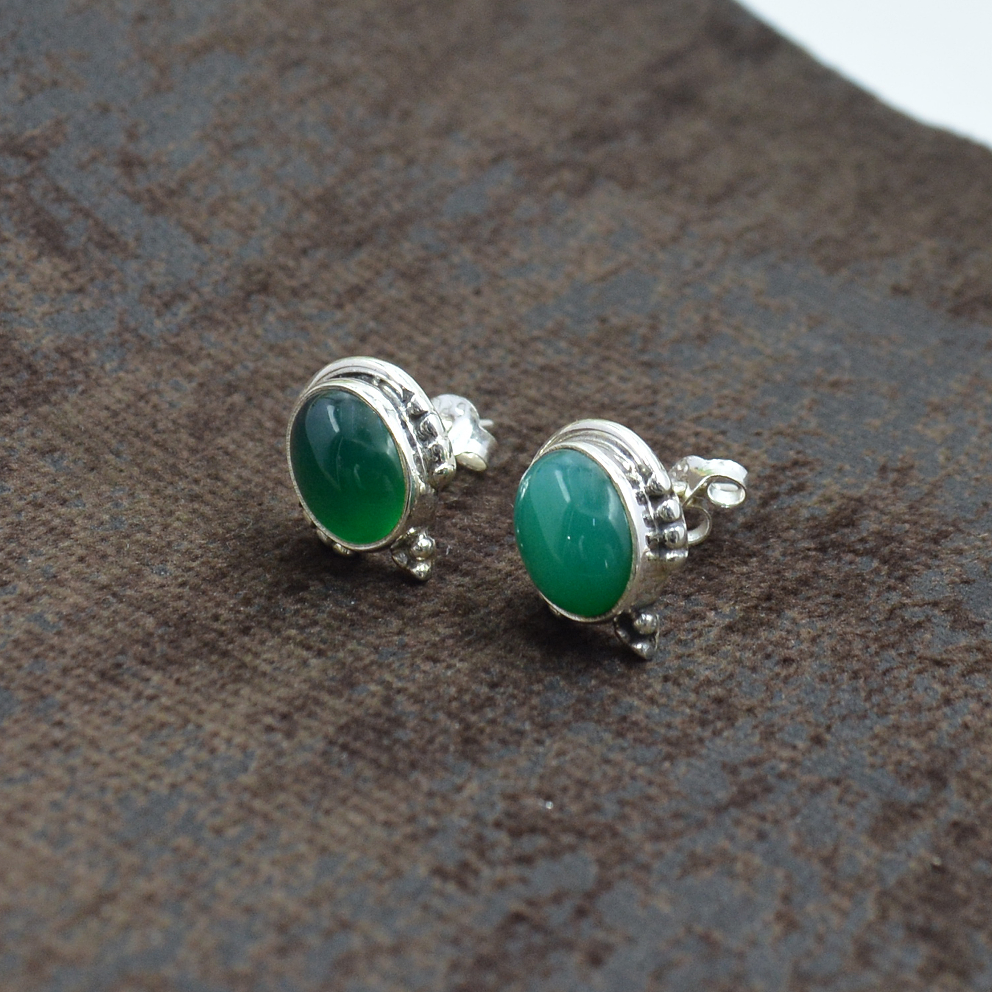 Silvesto India 925 Sterling Silver Natural Light Green Onyx Oval Shape Gemstone Stud Earring For Women Size: 1.3 Cm