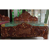 पुरातन डिज़ाइन वाला लकड़ी का बिस्तर