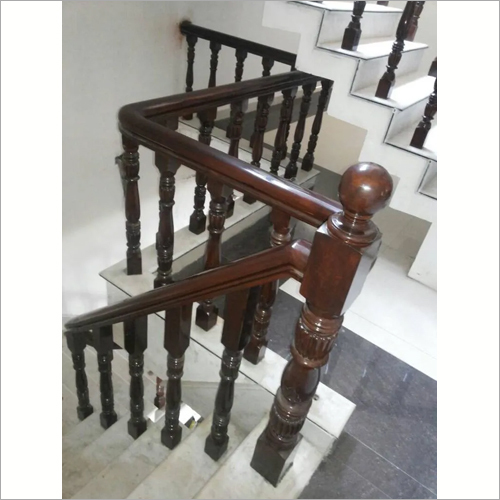 लकड़ी की फैंसी रेलिंग