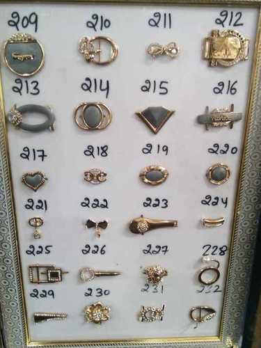 जूते और परिधान बकल