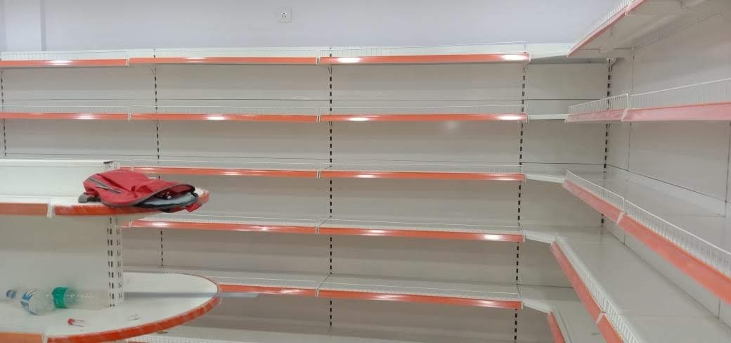 Supermarket Wall Unit With Protruded Graphic Panel