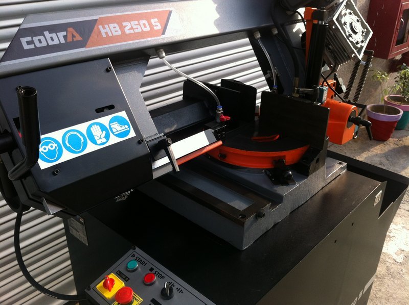 Metal Cutting Bandsaw Machine - Cast Iron Construction 415 Volt 1000 Kg | Full Automatic Cutting Plc Control Low Noise High Efficiency Environmental Friendly Low Energy Consumption
