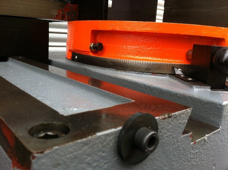 Black Semi Automatic Bandsaw Machine