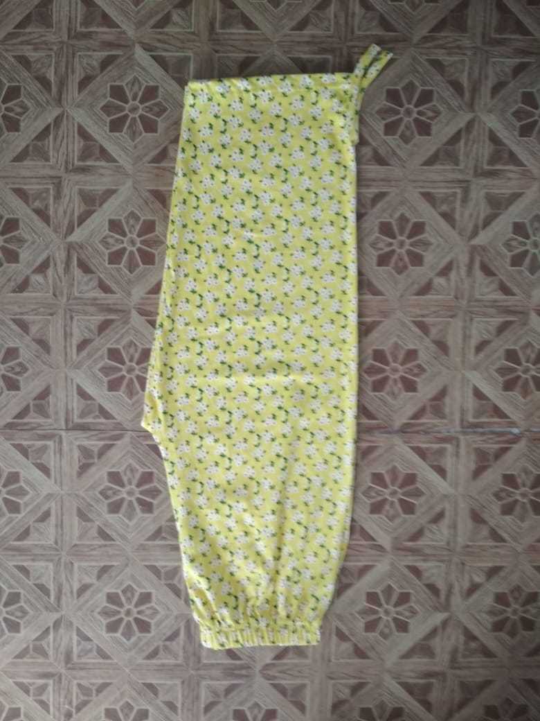 Ladies Capri Paints Size: Medium
