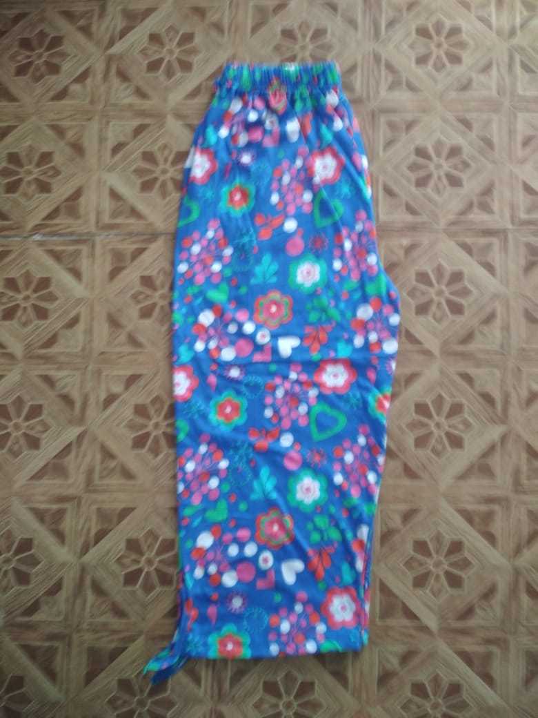 Ladies Capri Paints Size: Medium