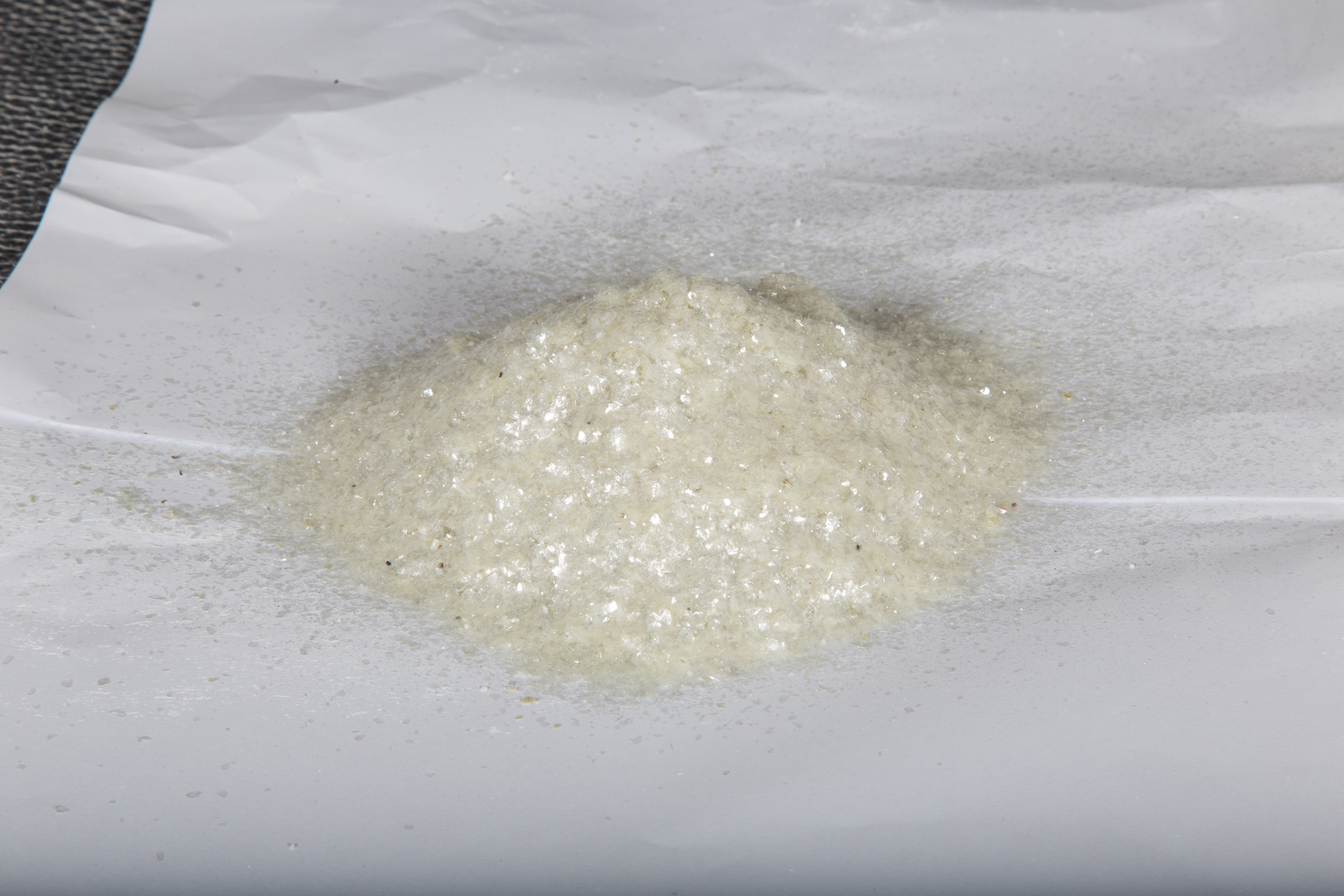 Mica Chips - Industrial Grade, 986 Kg/m3 Density | High-quality Mica For Paints, Ceramics, Rubber Applications, Moisture Resistant