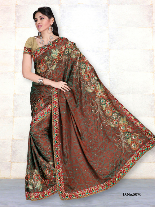 महिला डिजाइनर साड़ी