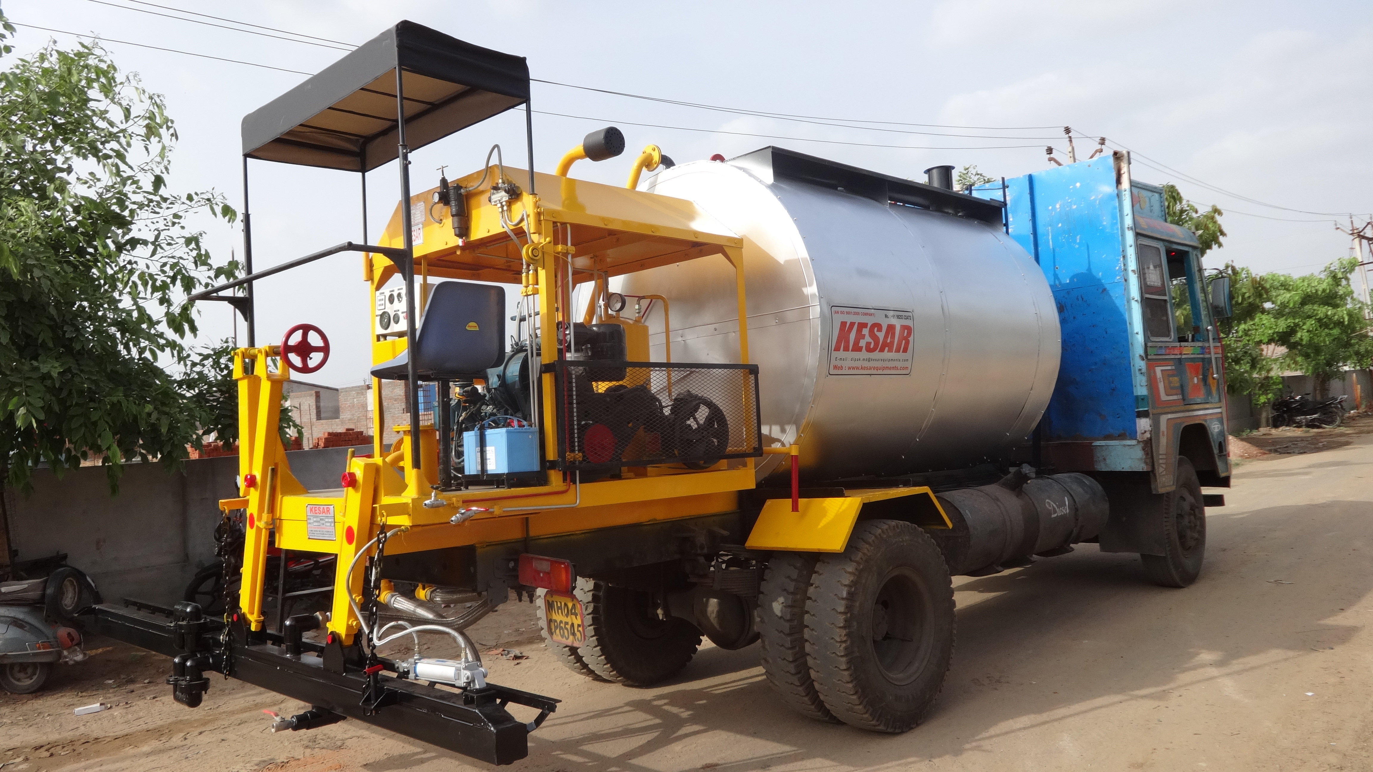 Automatic Bitumen Pressure Distributor - Color: Silver