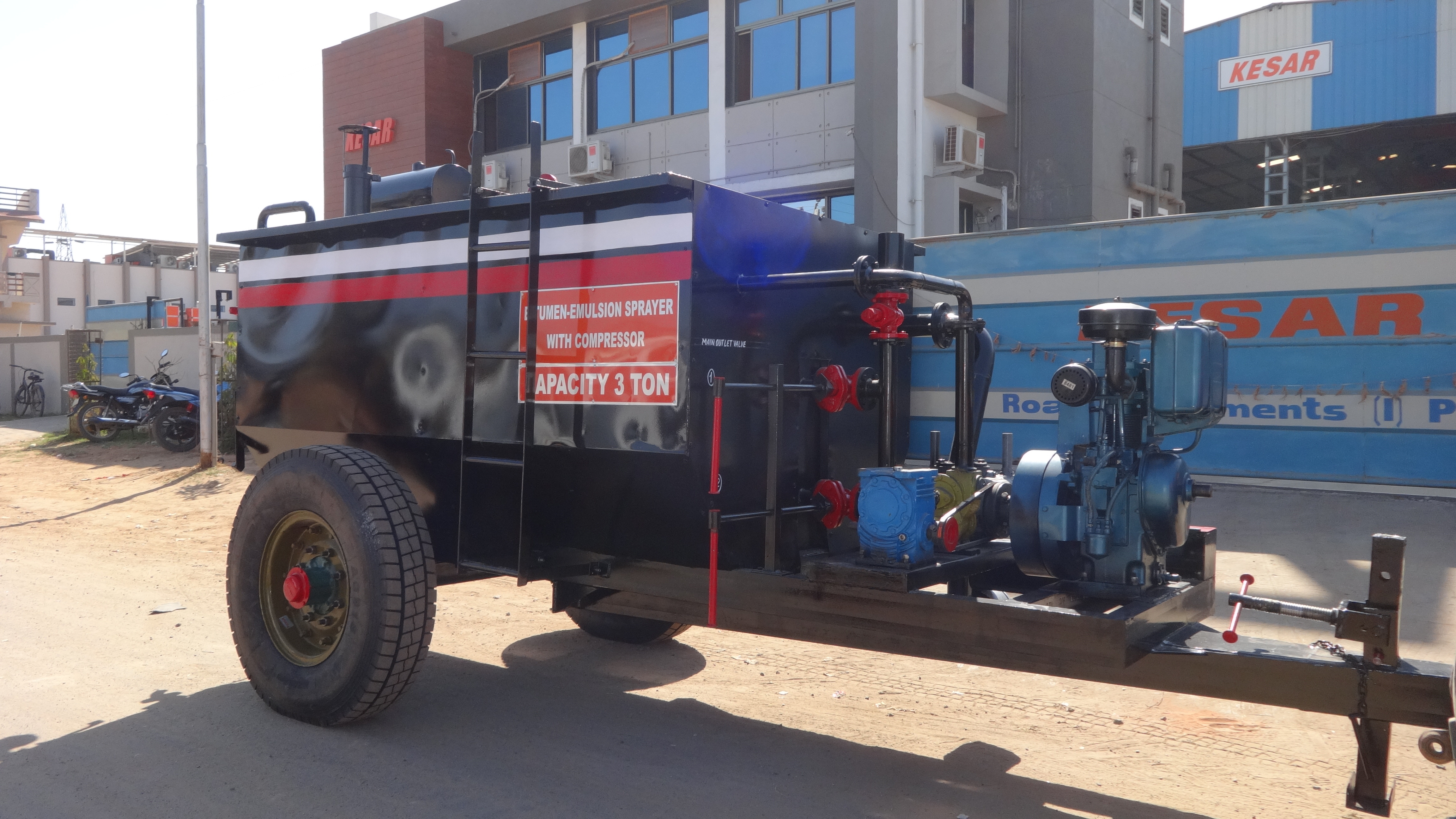 Bitumen Emulsion Sprayer - 2500 Litre/3000 Litre Capacity , Semi-automatic, Durable Ms Material, Black Color