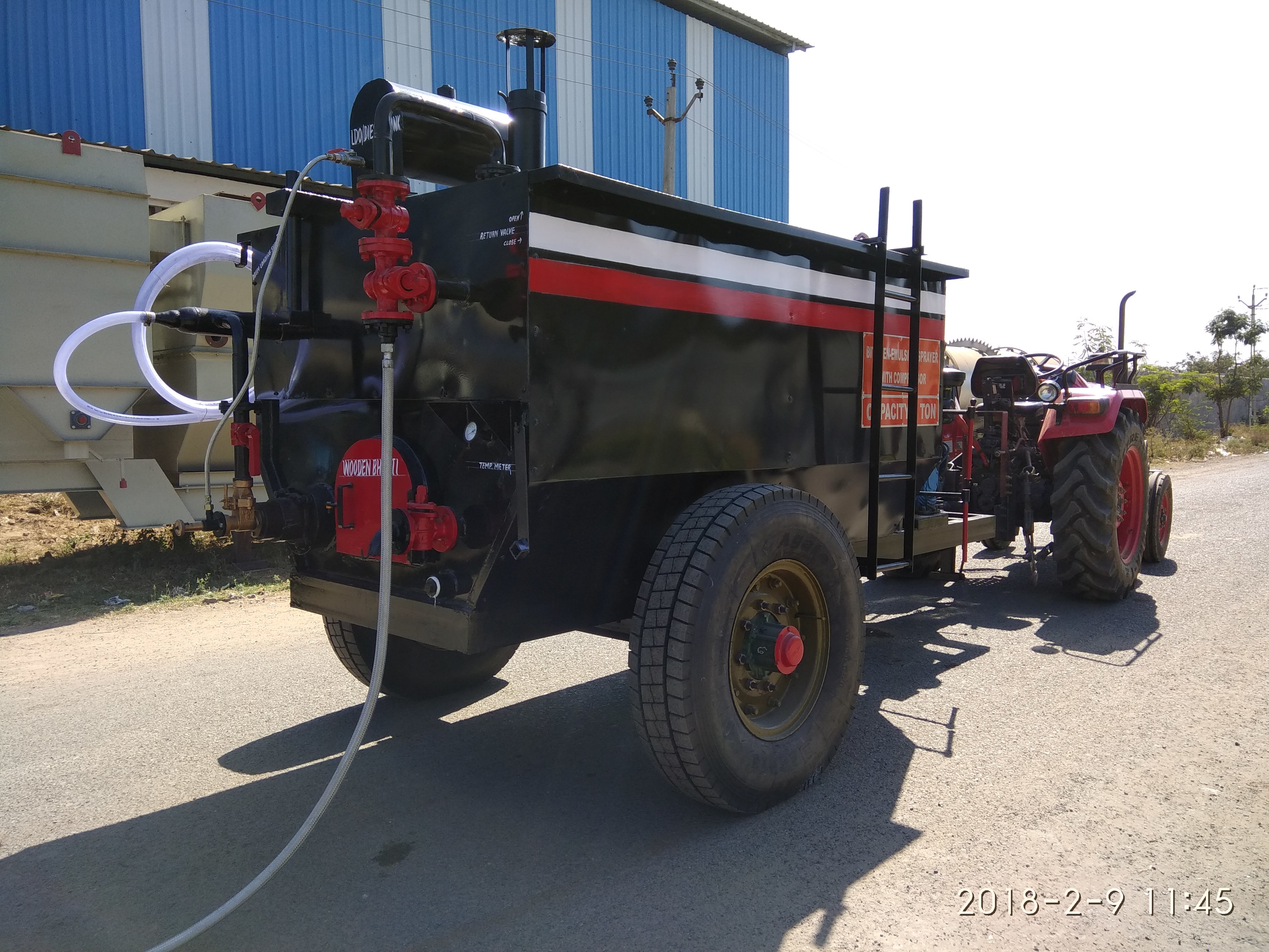 Bitumen Emulsion Sprayer - 2500 Litre/3000 Litre Capacity , Semi-automatic, Durable Ms Material, Black Color