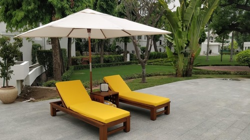 पूल लाउंजर