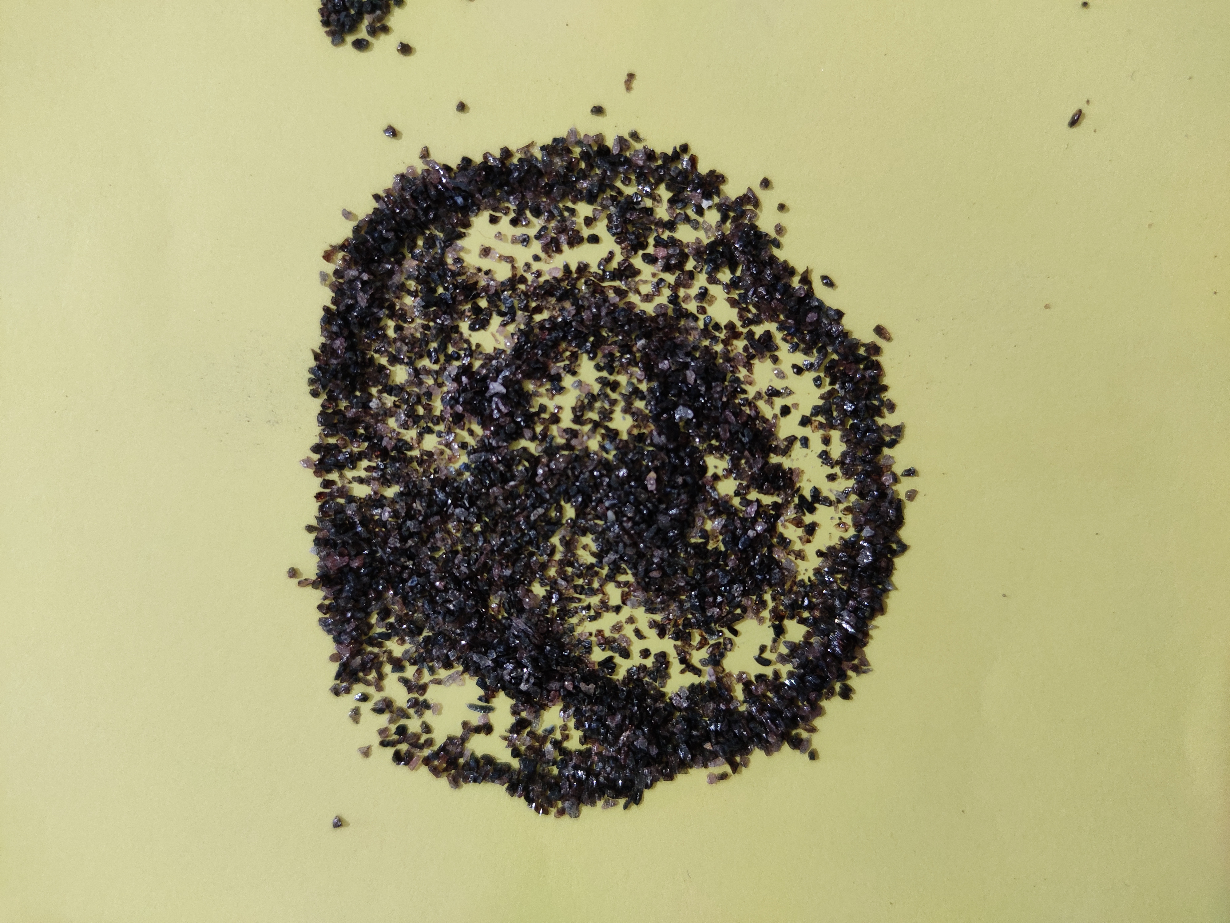 Aluminium Oxide Grit - 220 To 12 Mesh Sizes, Brown Black Color, Angular Sharp Hardness 9 Mohs For Sandblasting And Grinding
