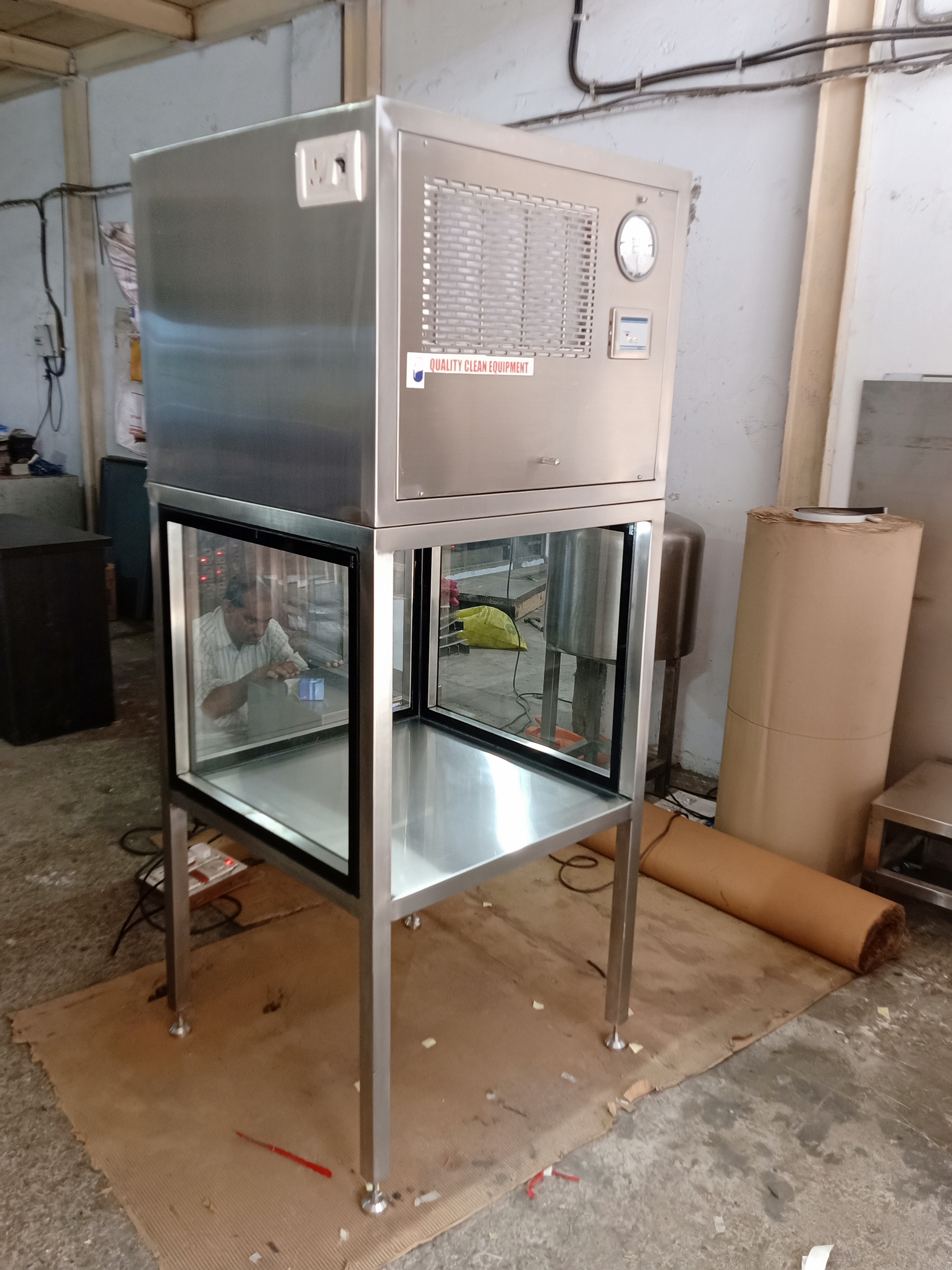 Stand Mounted Laminar Air Flow - Dimension (L*w*h): 2x2x2 Foot (Ft)