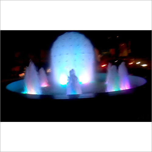 फोम कैस्केड आउटडोर फाउंटेन के साथ गर्म सफेद गेंद