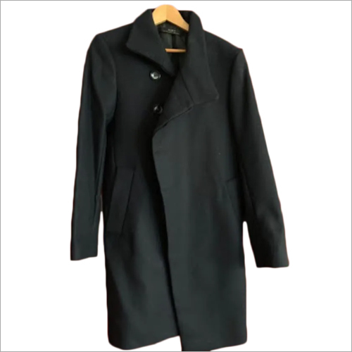 महिलाओं ने लंबे कार्डिगन का इस्तेमाल किया